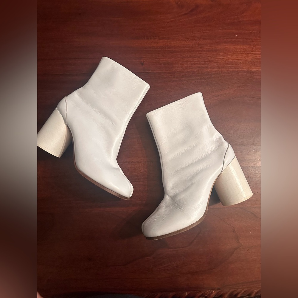 Masion Margiela tabi ankle booties. White. 36 1/2. Excellent shape.
